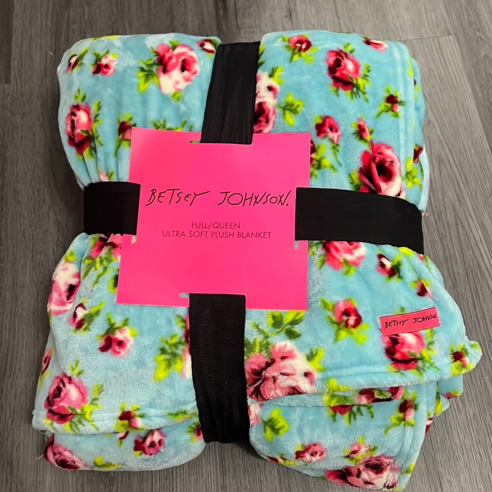 Betray Johnson full/queen throw plush blanket roses